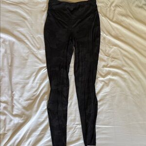 Lululemon size 8 running fast and free bad pace Black Camouflage Leggings